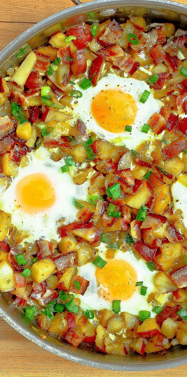 Bacon, Eggs, Potatoes and Cheese Breakfast Skillet