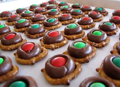 Christmas pretzel buttons