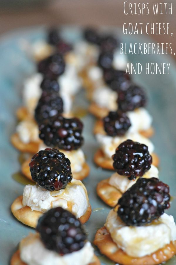 Crisps with Goat Cheese, Blackberries and Honey (Fast Appetizer