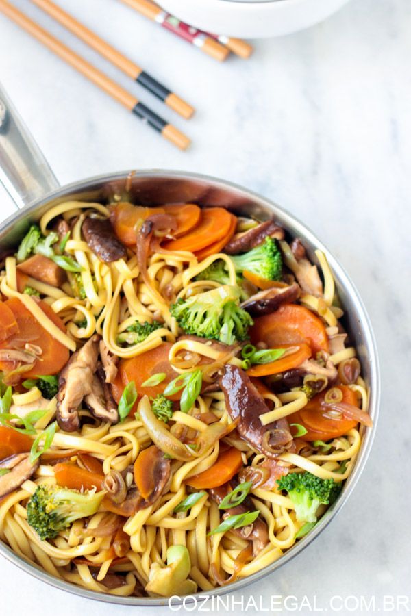 Yakisoba vegetariano em 15 minutos