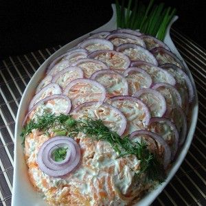 Слоеный салат с красной рыбой, рисом и овощами