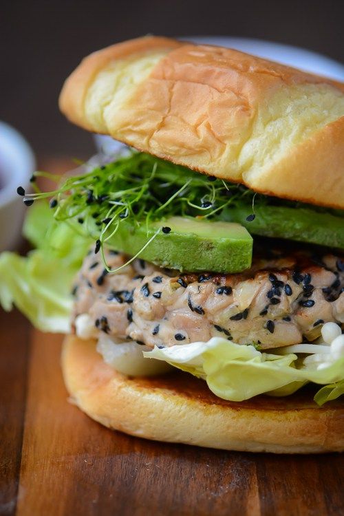 Ahi tuna burgers with spicy sriracha mayo