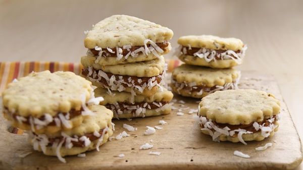 Alfajores (Dulce de Leche Sandwich Crème Cookies