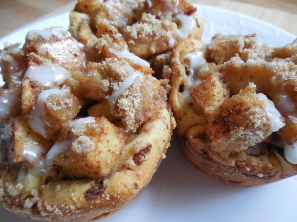 Apple cinnamon roll cups