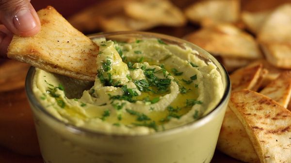 Avocado Hummus With Pita Chips