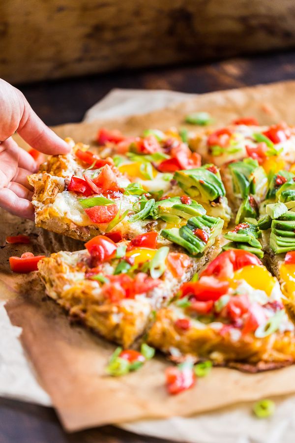 Bacon and Eggs Breakfast Pizza with Hashbrown Crust