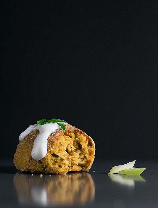 Baked humus balls with yogurt dressing (plus a vegan option