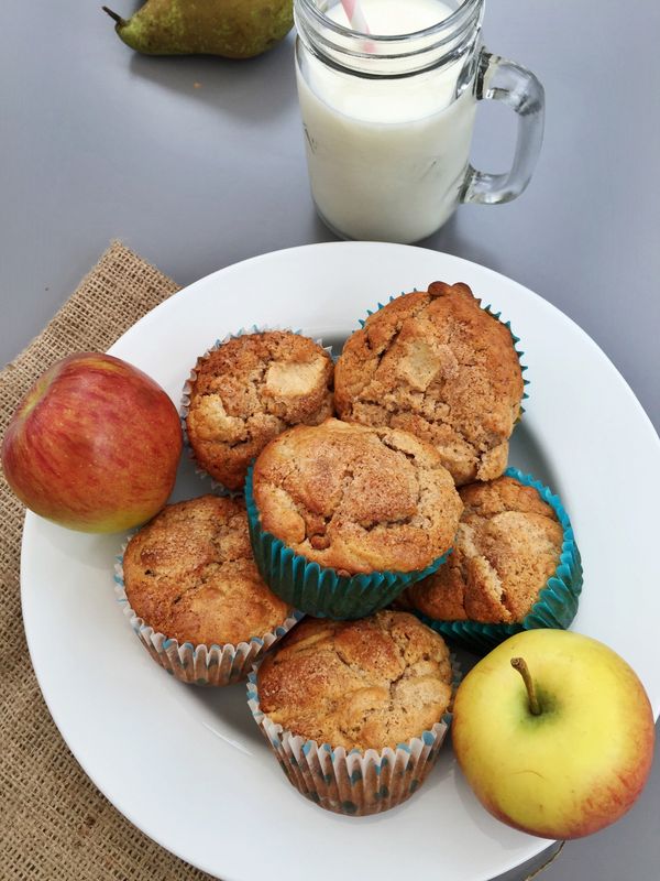 Breakfast muffins with apples and oats