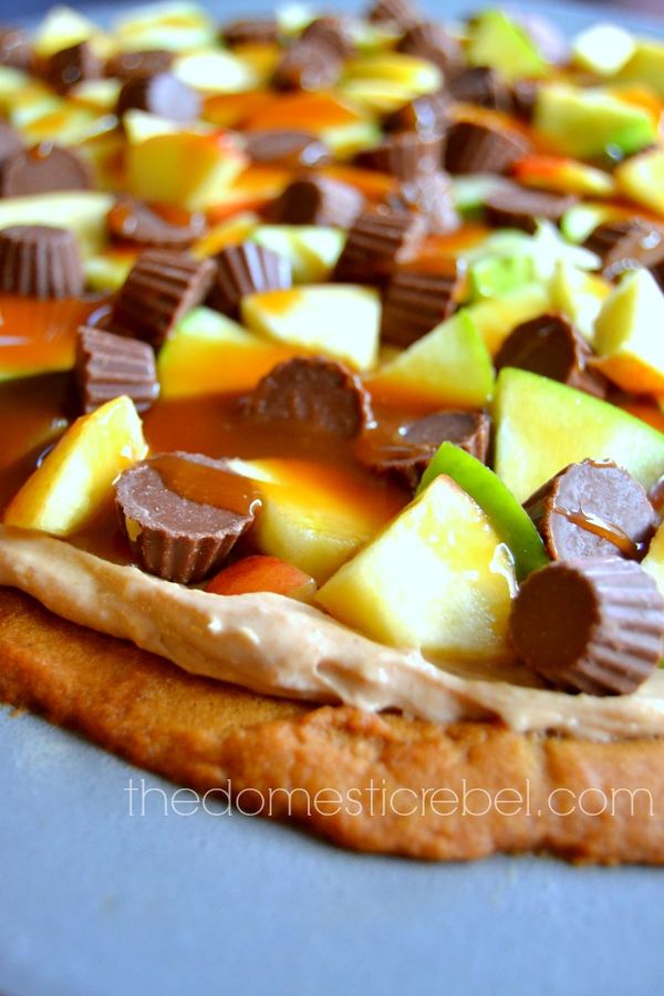 Caramel Apple Cheesecake Peanut Butter Cookie Pizza & a Musselman's Giveaway! #AppleButterSpin