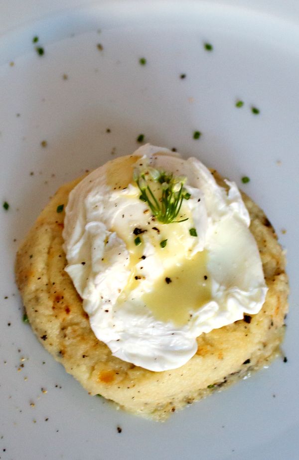 Cheesy Cauliflower Grits with a Poached Egg