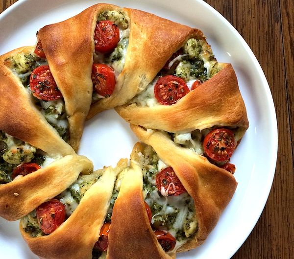 Cheesy Pesto Chicken Crescent Roll Wreath with Roasted Cherry Tomatoes