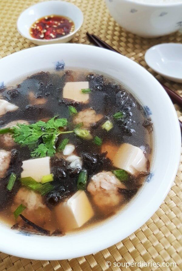 Chinese Seaweed Soup with Pork Balls and Tofu