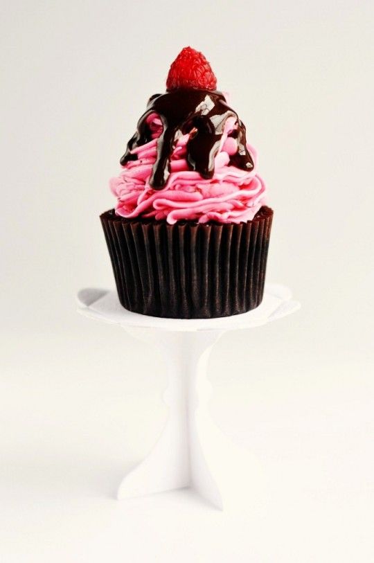 Dark Chocolate & Raspberry Buttercream Cupcakes with Chocolate Glaze