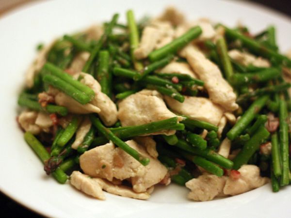 Dinner Tonight: Velvet Chicken with Asparagus