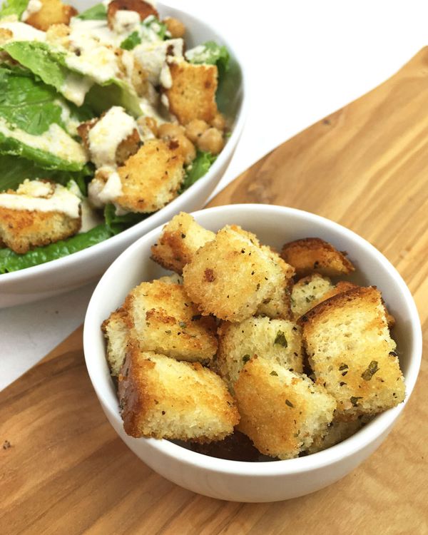 Easy Homemade Garlic Croutons