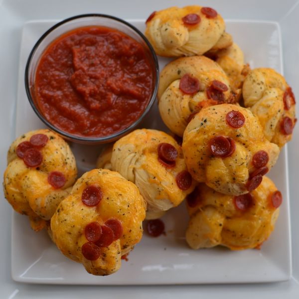 Easy Pepperoni Cheddar Garlic Knots