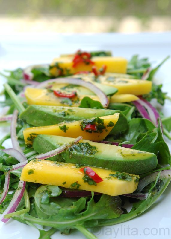 Ensalada de mango, aguacate y rúcula