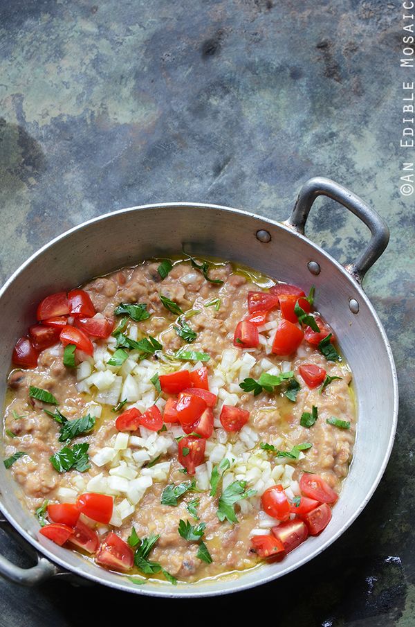 Foul Mudammas (Egyptian Mashed Fava Beans with Olive Oil, Lemon Juice, and Garlic