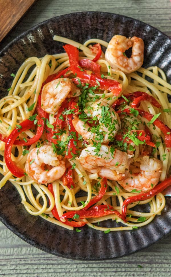 Garlicky Shrimp Scampi with Bell Peppers and Linguine