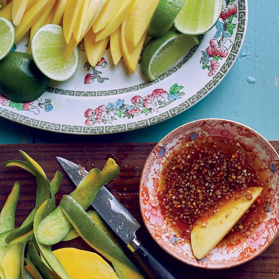 Green Mango with Dipping Sauce (Mak Muang Som Klub Jaew Wan