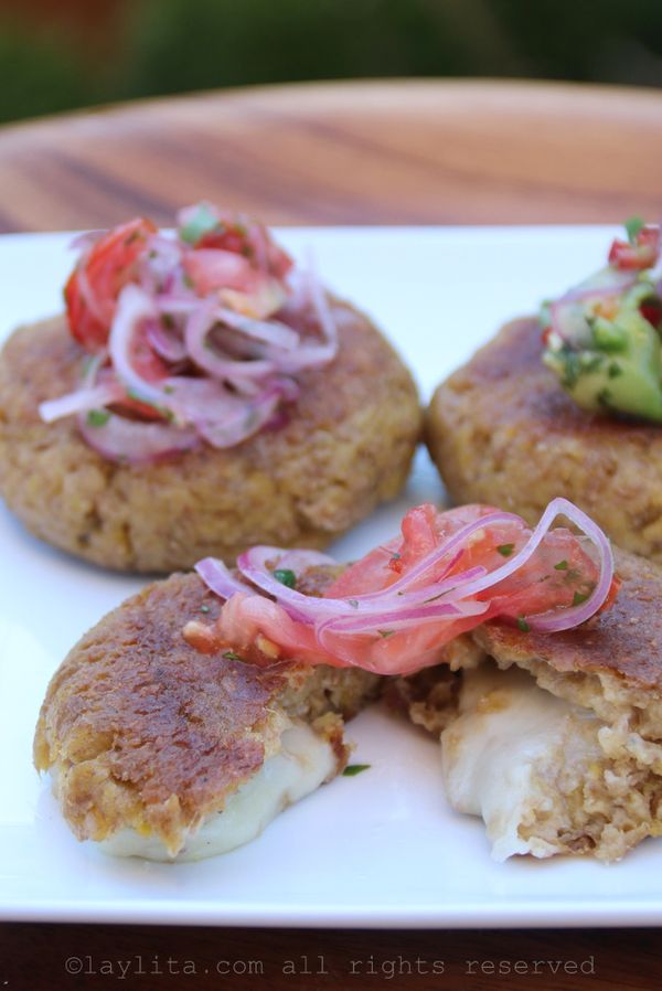 Green plantain patties stuffed with cheese (Tortillas de verde