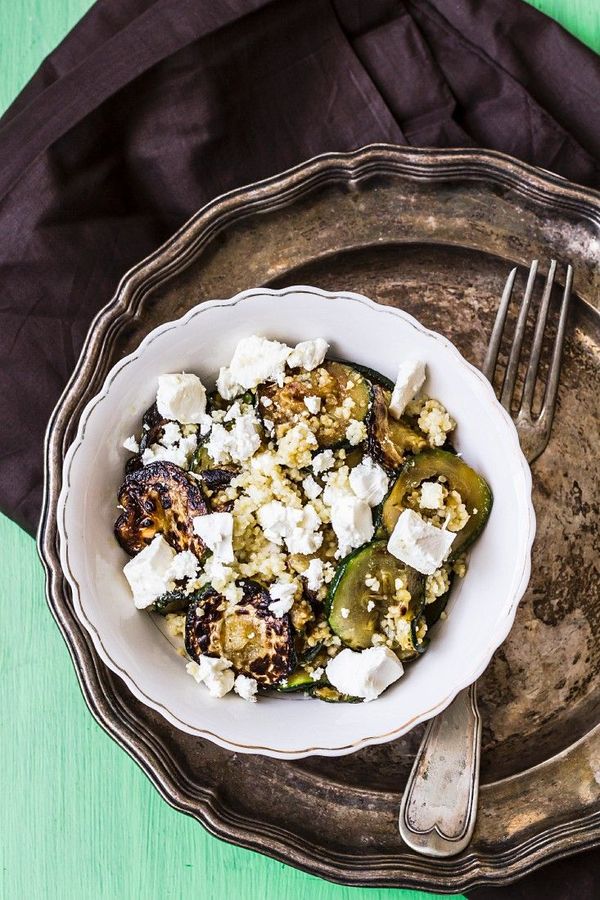 Grillzucchini mit Couscous und Schafskäse