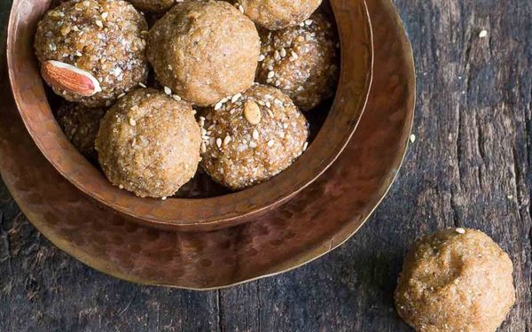 Gujarati Kachariyu Recipe (Traditional Spiced Sesame And Coconut Ladoos With Dates And Figs