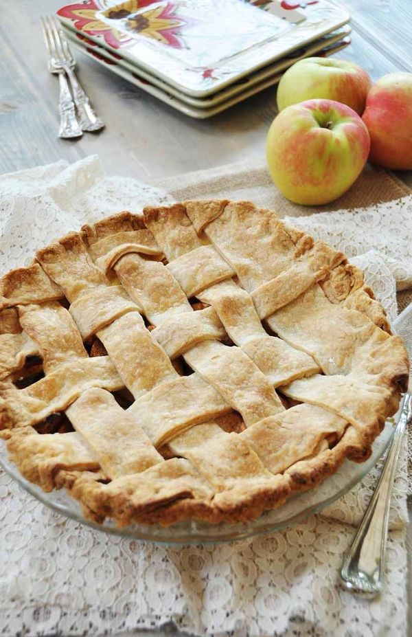 Homemade Apple Cinnamon Pie (With a Flaky Vegan Pie Crust