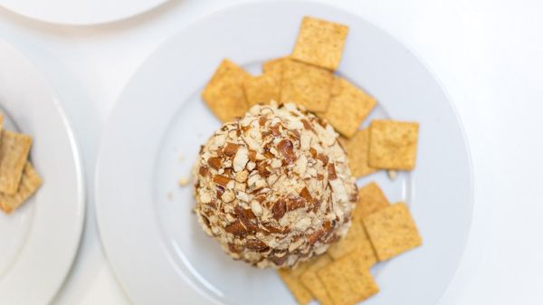 Horseradish-Cheddar Cheese Ball