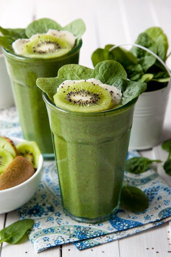 Kiwi and chia seeds smoothie