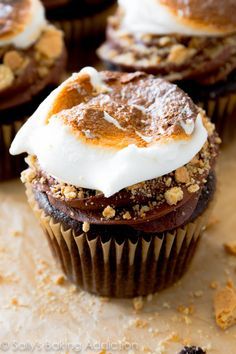 Marshmallow-Filled S'mores Cupcakes