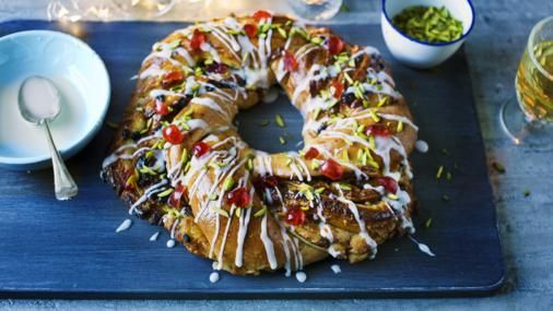 Mincemeat and marzipan couronne ('crown'