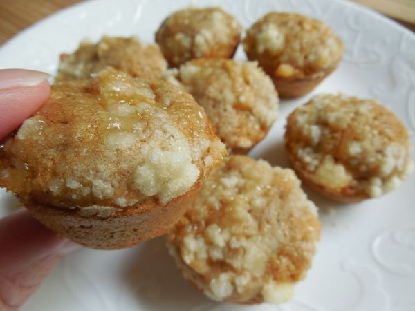 Mini apple crumble muffins