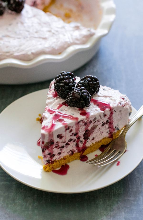 No-Bake Frozen Blackberry Pie