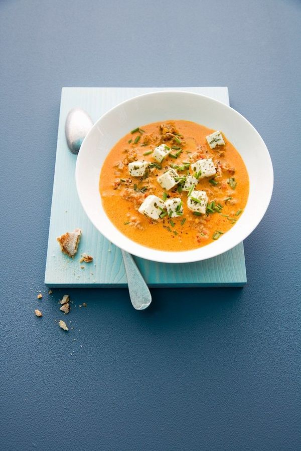 Paprika-Hack-Suppe mit Schafskäse