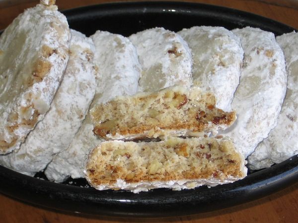 Polish Pecan Crescent Cookies (Ciastka Kruche z Orzechami