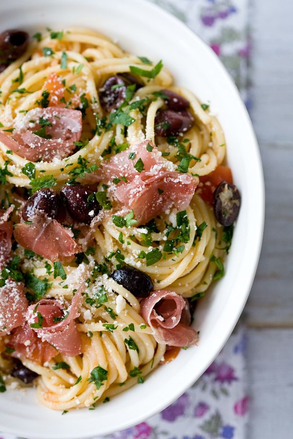 Prosciutto Tomato and Olive Spaghetti