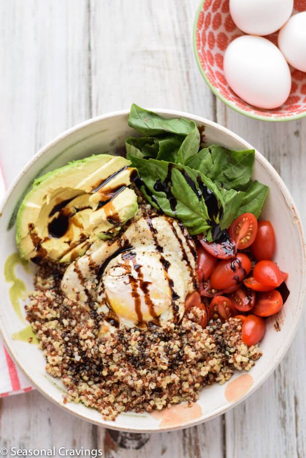 Quinoa Breakfast Bowl with Egg, Tomatoes and Avocado