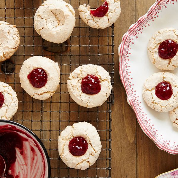 Raspberry-Hazelnut Macaroons (Haselnussmakronen