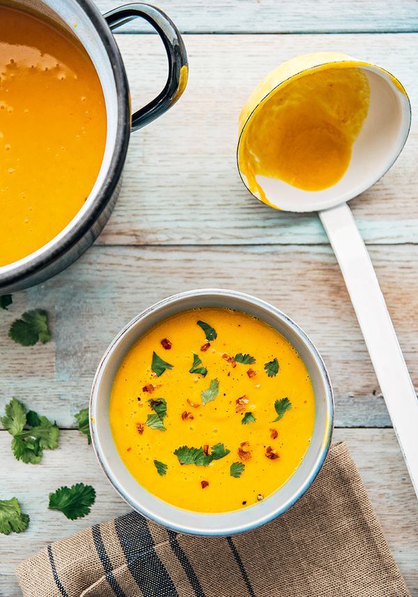 Receita de creme de cenoura com gengibre para um jantar levinho