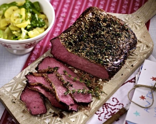 Roastbeef mit Pfefferkruste und Kartoffel-Gurken-Salat