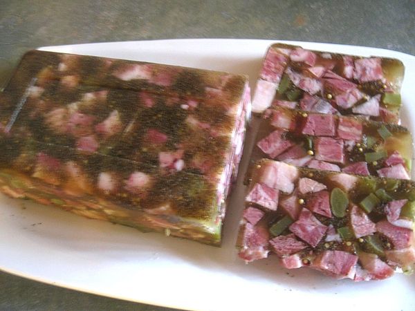 Schweinskopfsülze mit Kräutern