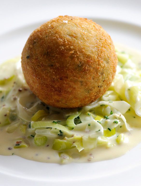 Smoked haddock fish cakes with creamed leeks