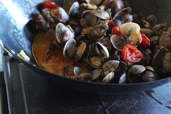 Spaghetti with Clam Sauce (Spaghetti Alle Vongole