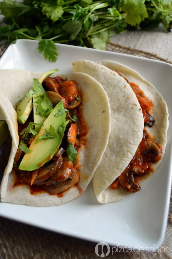 Tacos de champiñones en salsa roja