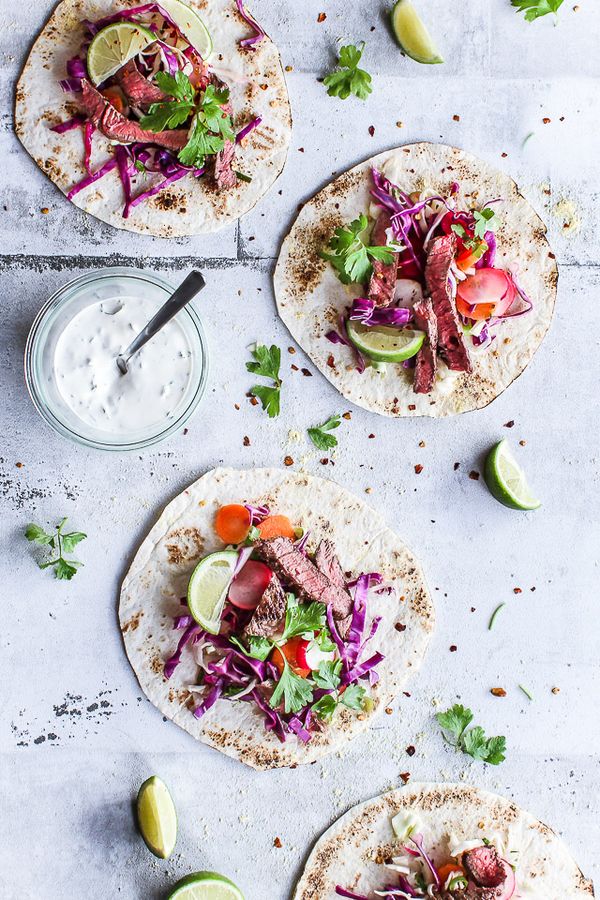 Tacos med syrlig kålsalat, krydret oksekød og jalapenodressing