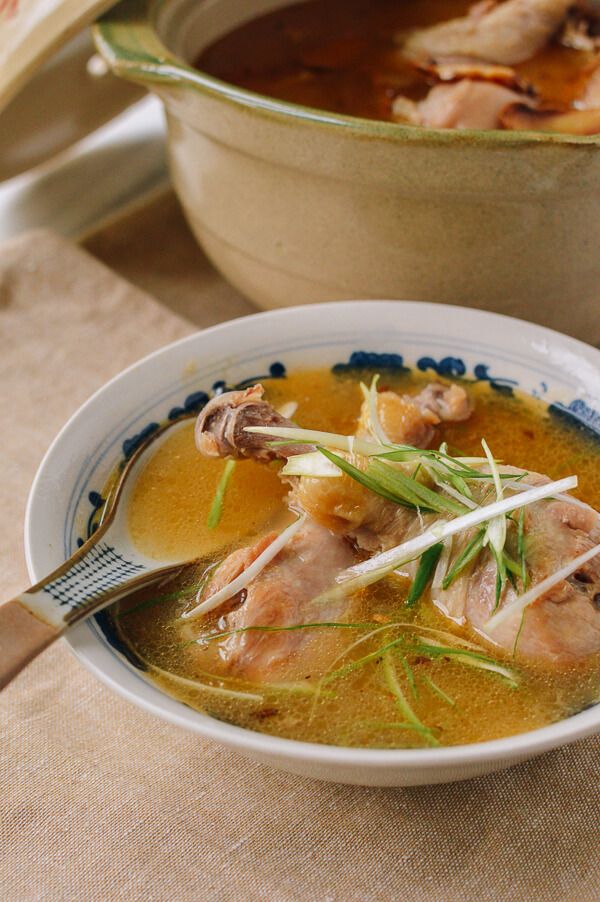 Taiwanese Sesame Oil Chicken Soup (台湾麻油鸡汤