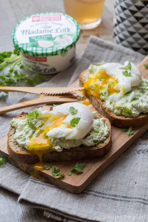 Tartine à l'avocat, fromage fouetté et oeuf mollet