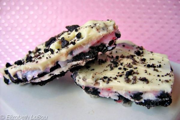 This Delicious Oreo Peppermint Bark is a Refreshing Treat