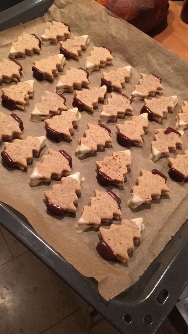 Weihnachtsplätzchen: Verschneite Nougat-Tannen